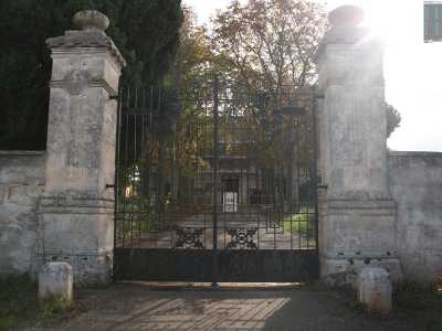 villa Palmieri in attuale fase di ristrutturazione. Nonostante sia coperta dalle impalcature, riusciamo comunque a notare l�aspetto compatto e imponente della dimora, ingentilita dal grazioso parco, appartenuta ad alcuni rappresentanti ecclesiastici dei Palmieri